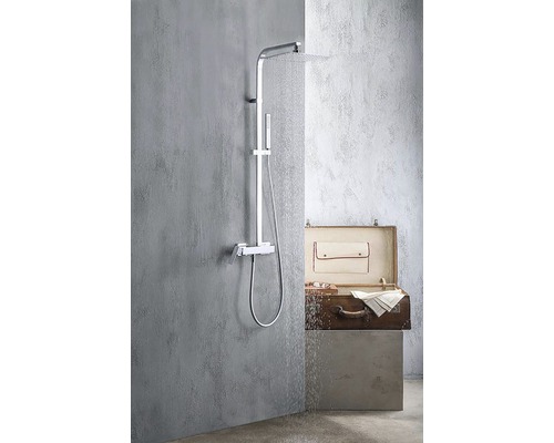 Sprchový systém s hlavovou a ruční sprchou v koupelně