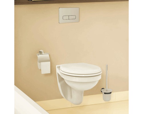 Závěsné WC s ovládacím panelem, držák toaletního papíru a WC kartáč v koupelně