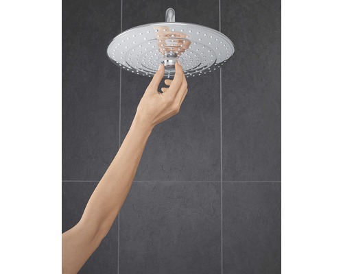 Sprchová hlavice s rukou ve sprše