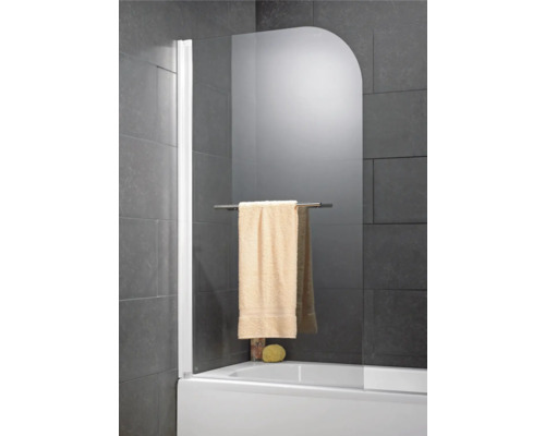 Skleněná vanová zástěna s držákem na ručníky namontovaná nad vanou