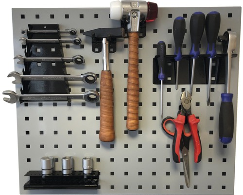Děrovaná stěna na nářadí s kladivy, klíči, šroubováky, kleštěmi a nástrčnými klíči
