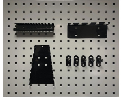 Děrovaná stěna na nářadí s různými držáky na nářadí