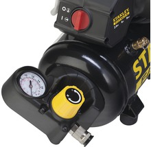 Detail kompresoru Stanley Fatmax s manometrem a nastavovacím knoflíkem