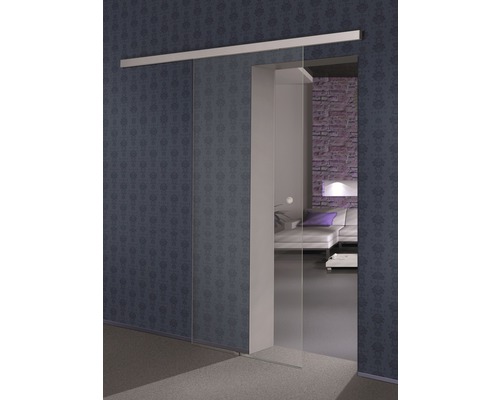 Pohled na pokoj se skleněnými posuvnými dveřmi před stěnou se vzorem