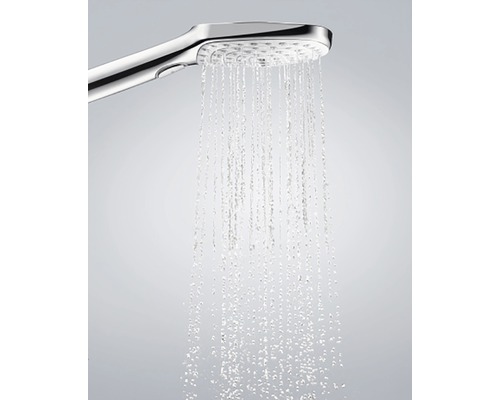 Ruční sprcha s tekoucí vodou do sprchy