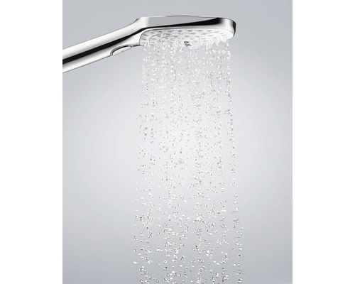 Ruční sprcha s proudem vody.