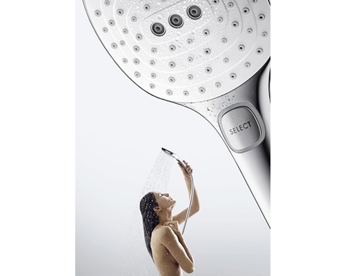 Žena pod ruční sprchou s různými druhy proudu