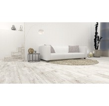 Obývací pokoj s pohovkou, kobercem, odkládacím stolkem a dřevěnou podlahou