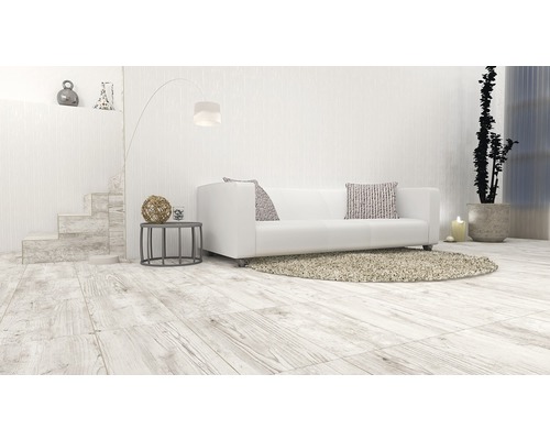 Obývací pokoj s pohovkou, kobercem, odkládacím stolkem a dřevěnou podlahou