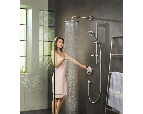 Sprchový systém s horní sprchou, ruční sprchou a armaturou v moderní koupelně.