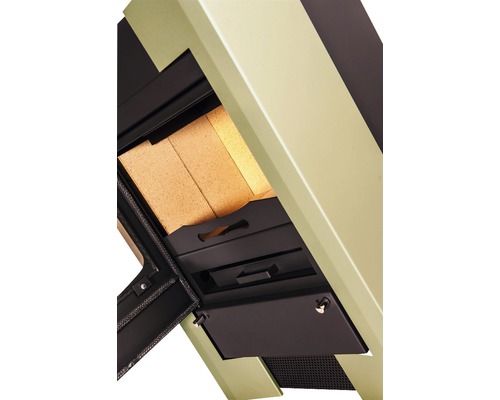 Detailní pohled na kamna s otevřenými dvířky a obložením topeniště