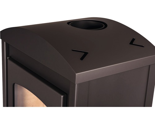 Detailní pohled na kamna s kouřovodem