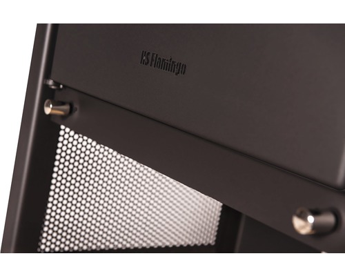 Detailní pohled na černý regál s kovovou mřížkou a nápisem KS Flamingo.