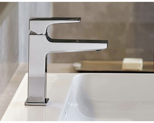 Moderní umyvadlová baterie z kovu na umyvadle