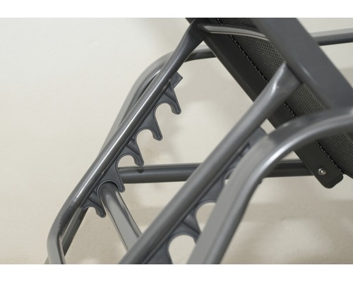 Detail zahradního lehátka s nastavovacím mechanismem.