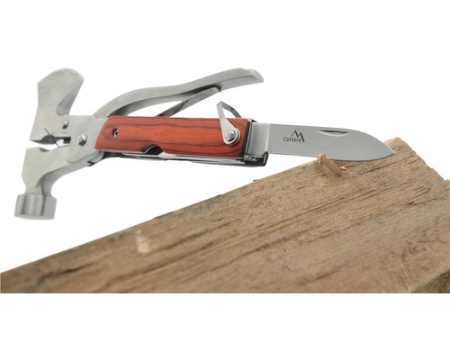 Multifunkční nářadí Cattara s kladivem a čepelí nože při použití na kusu dřeva