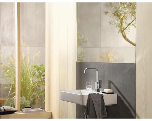 Moderní koupelna s umyvadlem, baterií a zrcadlem