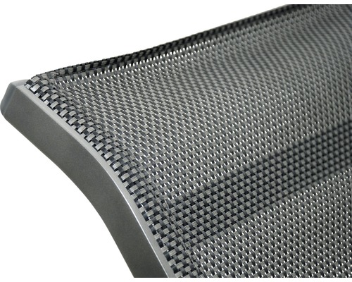 Detailní pohled na pletené opěradlo židle s rámem