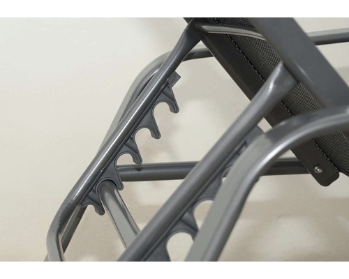 Detail rámu zahradního lehátka s možnostmi nastavení polohy ležení