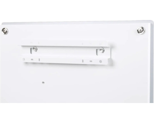 Detailní pohled na bílou tabuli s upevňovacími prvky