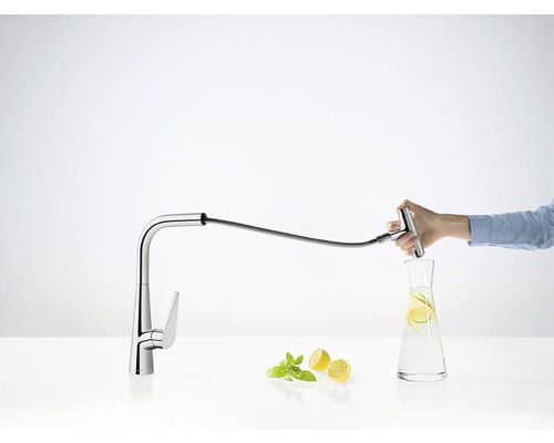 Kuchyňská baterie s výsuvnou sprchou plní skleněný džbán