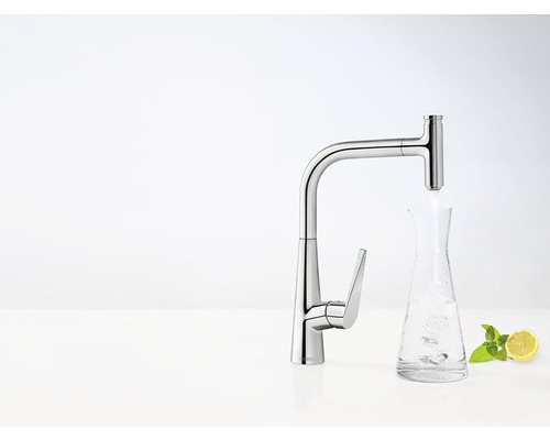 Kuchyňská baterie z kovu plní karafu na vodu