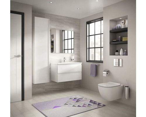 Světlá koupelna s umyvadlem, zrcadlem, toaletou a geometrickým kobercem