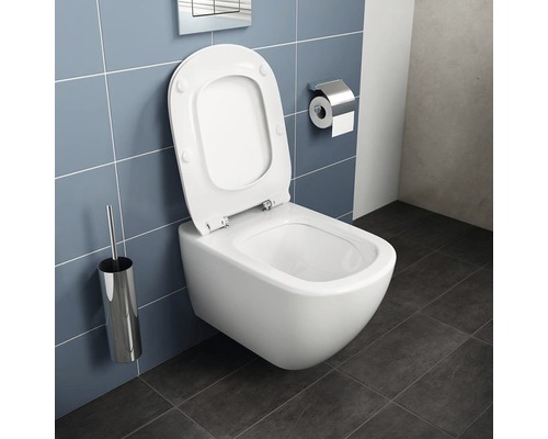 Moderní koupelna s nástěnným záchodem, držákem toaletního papíru a WC štětkou