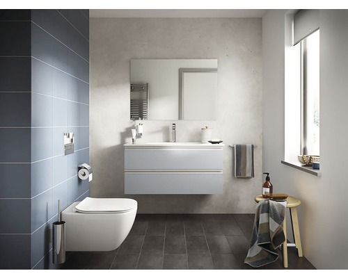 Moderní koupelna s nástěnným WC, umyvadlem a zrcadlem