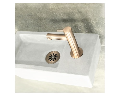 Snímek umyvadla na desku s vodovodní baterií a odtokovou soupravou