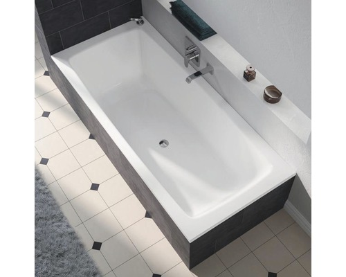 Obdélníková vana ze sanitárního akrylátu v koupelně