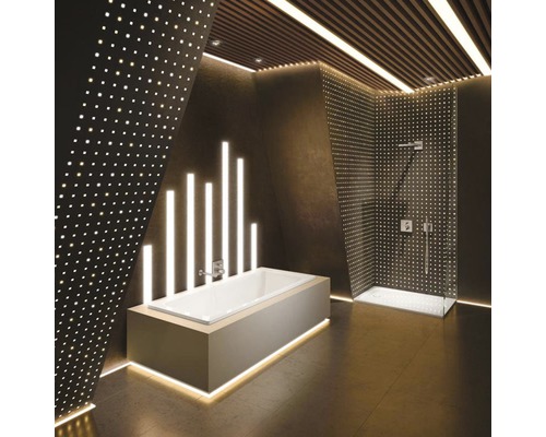 Moderní koupelna s vanou a sprchou a osvětlovacími prvky