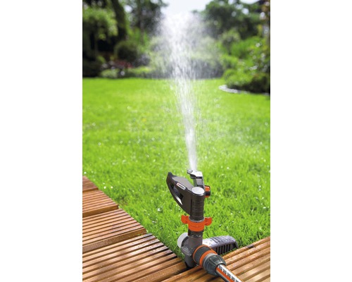 Zavlažovaný trávník se čtvercovým zavlažovačem