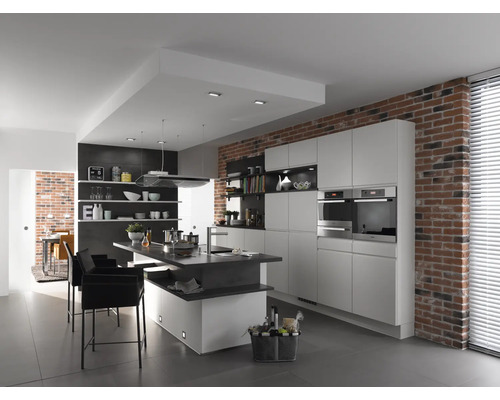 Moderní kuchyně s ostrůvkem, vestavěnými skříněmi a cihlovou zdí