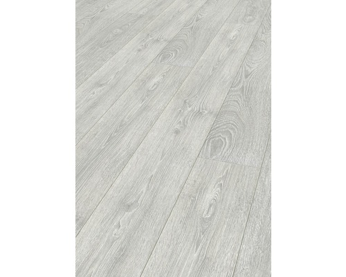 Světlá laminátová podlaha s vzhledem dřeva