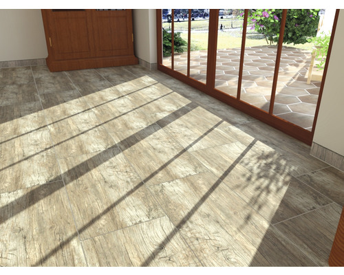 Interiér s podlahovými dlaždicemi s dřevěným vzhledem a terasovými dveřmi