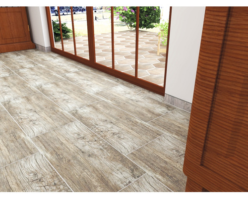 Interiér s podlahovými dlaždicemi se vzhledem dřeva