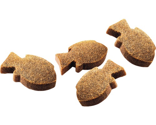 Čtyři hnědé pochoutky pro kočky ve tvaru ryby