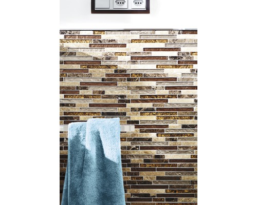 Stěna z mozaikových dlaždic s ručníky a zásuvkami