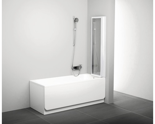 Koupelna s vanou, sprchovou armaturou a sprchovou zástěnou