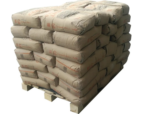 Paleta s pytli cementu pro stavební práce