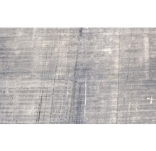 Detail betonového povrchu s prasklinami a stopami opotřebení