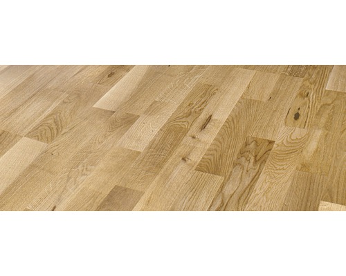 Dřevěná podlaha z dubu položená do vzoru rybí kosti