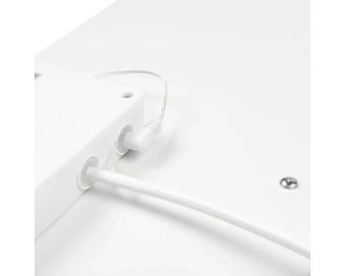 Detail bílého kabelu připojeného k zařízení