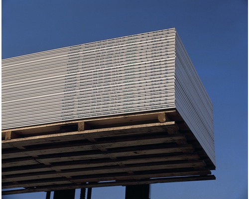 Stoh sádrokartonových desek na dřevěné paletě