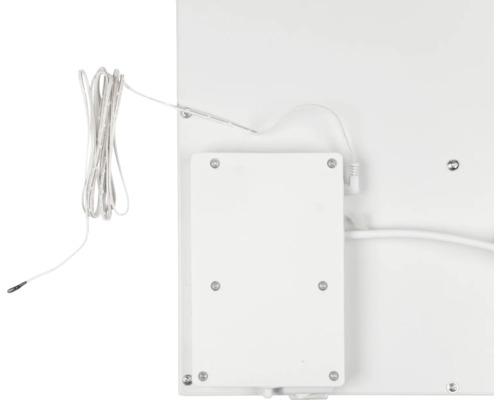 Zadní pohled na bílý radiátor s termostatem a kabelem