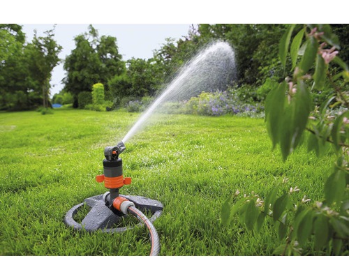 Zavlažovač trávníku zavlažuje zahradu