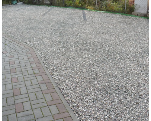 Zatravňovací dlažba Bravo plastová 492,7 x 492,7 x 39 mm Štěrková cesta vedle dlažebních kostek
