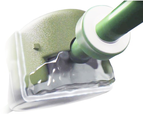 Detailní záběr vrtací hlavy s chladicí kapalinou