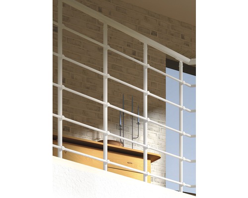 Kovové balkonové zábradlí před cihlovou zdí